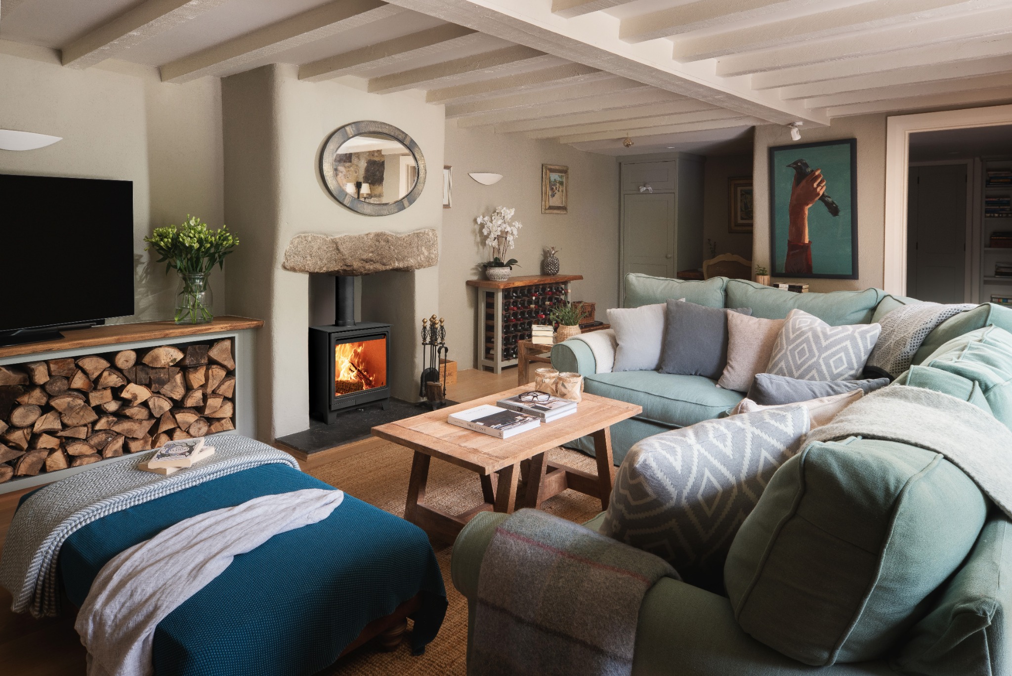 Lounge stove installation with a warm brick chamber and clean flue route