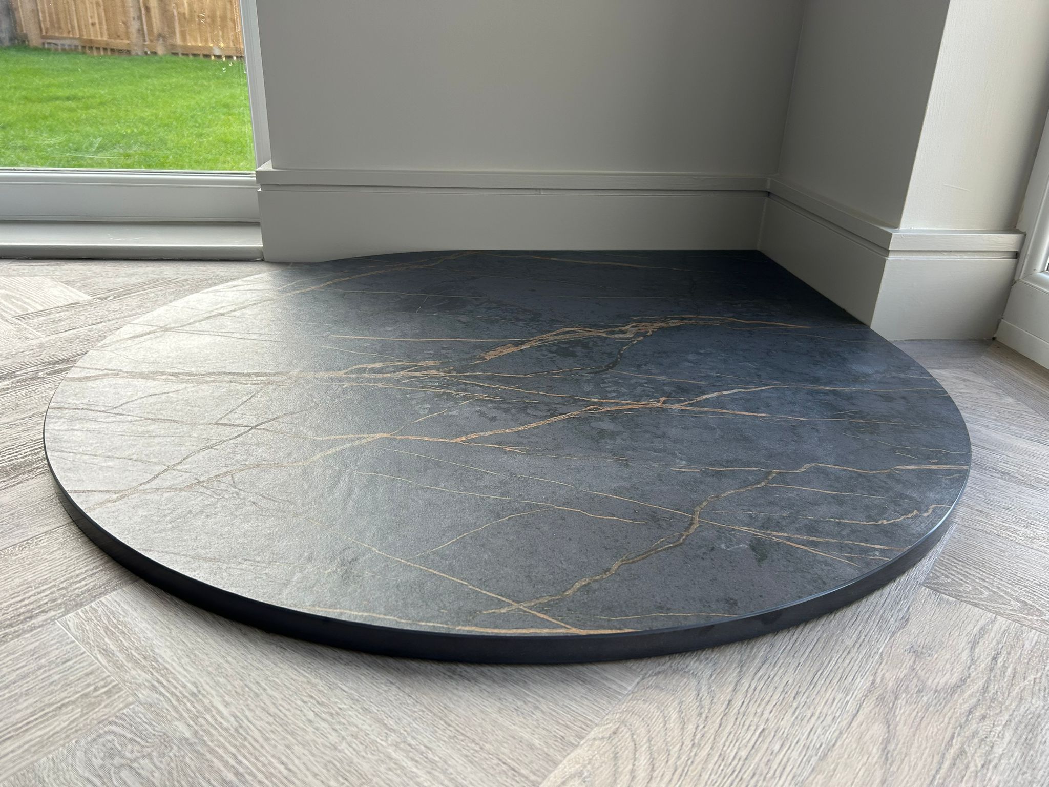 Di Lusso R4 Euro with Dekton Teardrop Hearth in Burnopfield