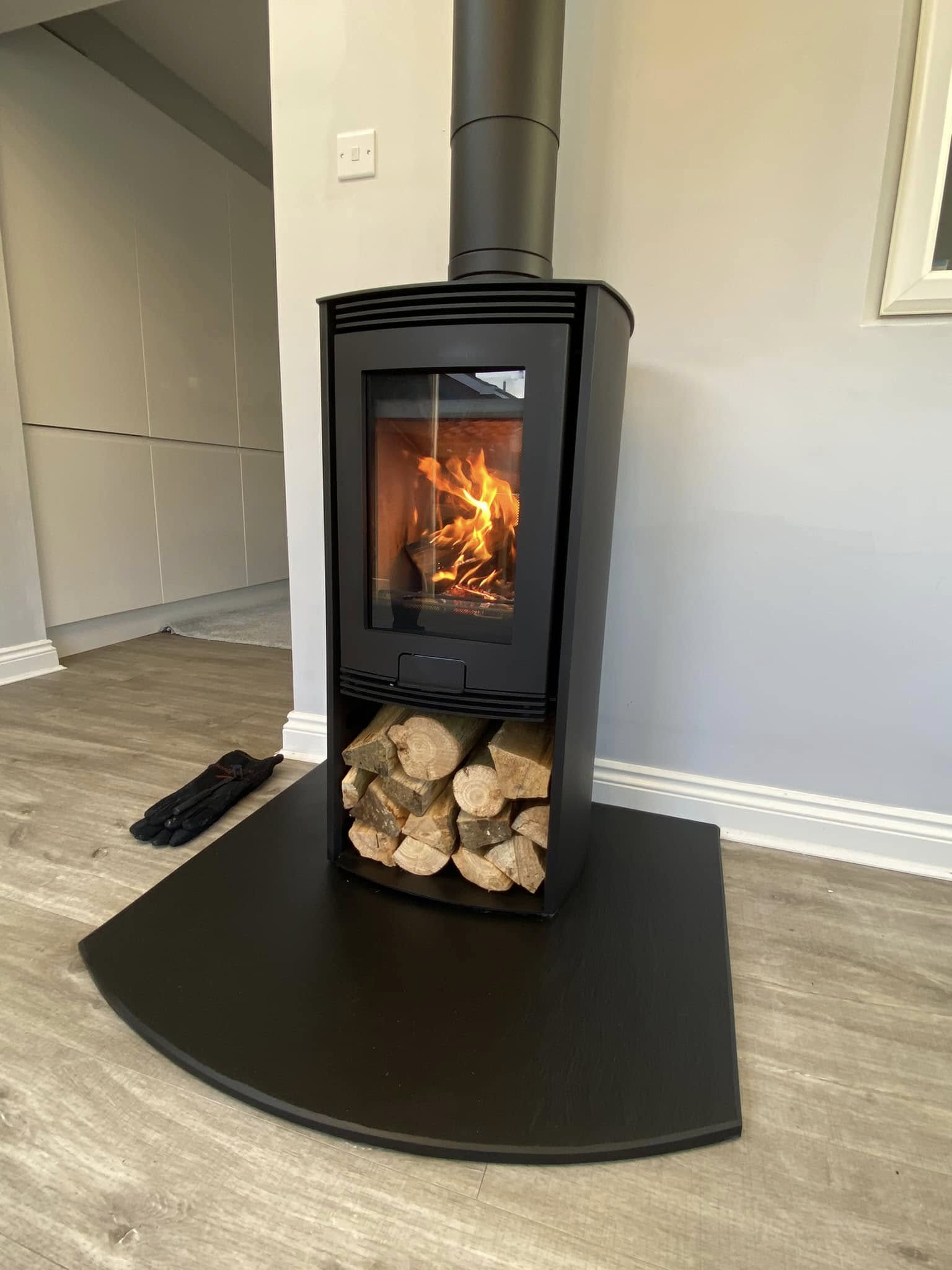 Di Lusso R4 Euro Stove with Italian Slate Hearth in Killingworth