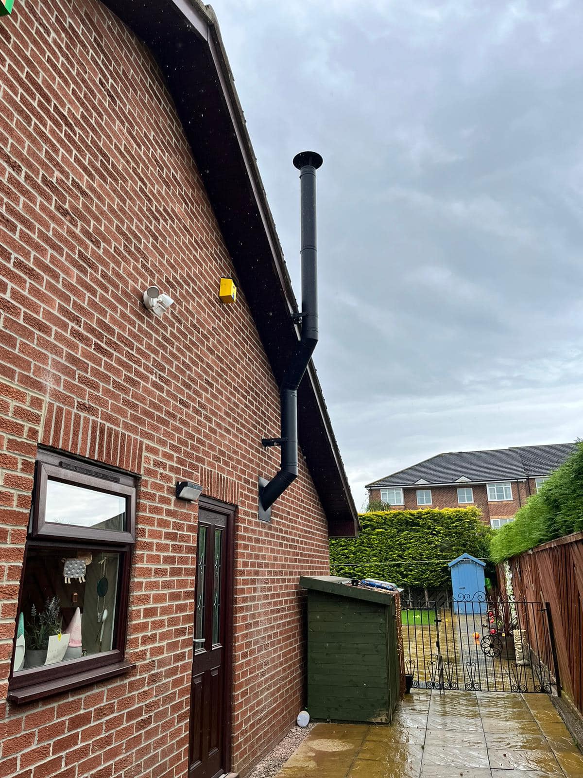 Ovale Pedestal Stove with Rigid Insulated Flue in Cramlington