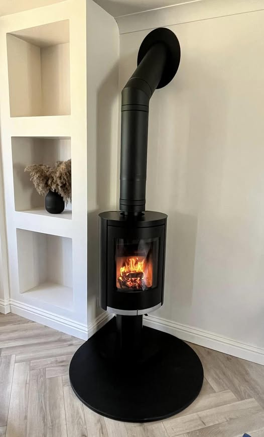 Ovale Pedestal Stove with Built-In Display Boxes