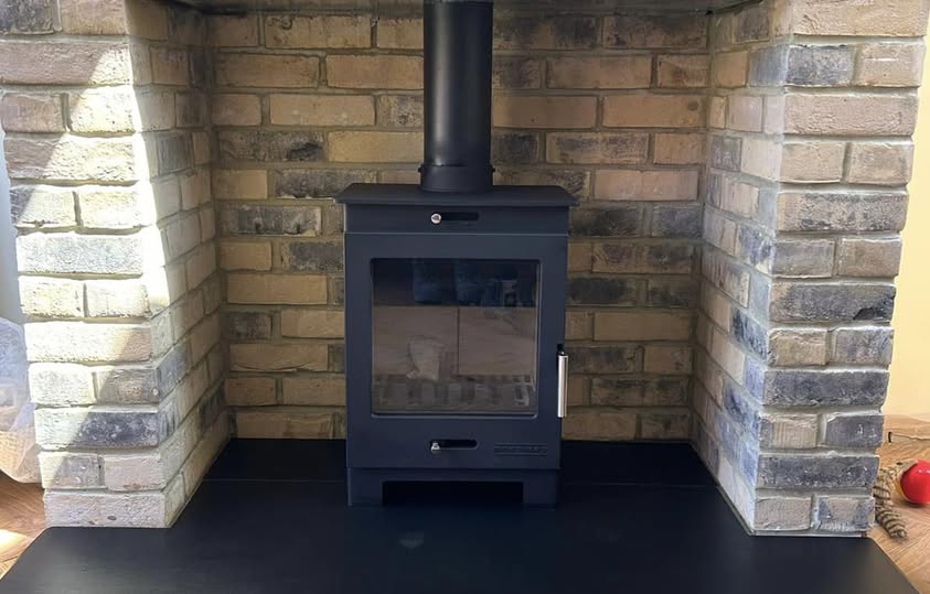 Ovale Pedestal Stove with Built-In Display Boxes