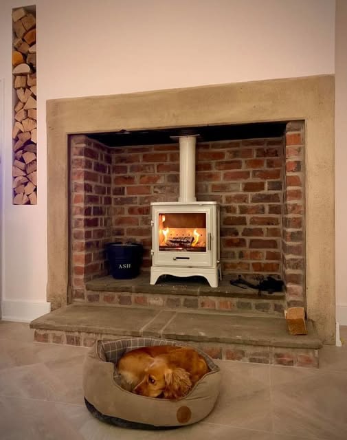 Bassington Cream Enamelled Stove in Bellingham Holiday Cottage