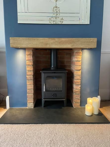 Norvik 5 Multifuel Stove with Brick Chamber and Lit Beam