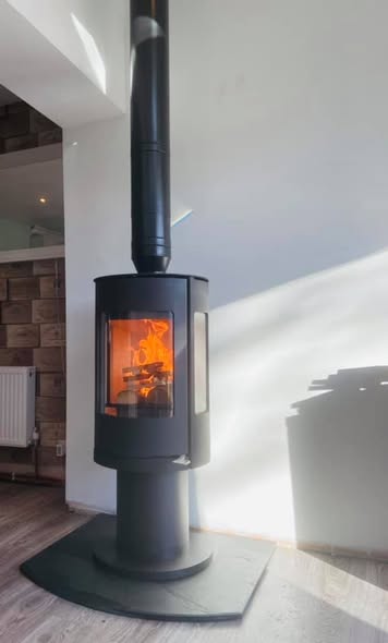 Norvik 5 Multifuel Stove with Brick Chamber and Lit Beam