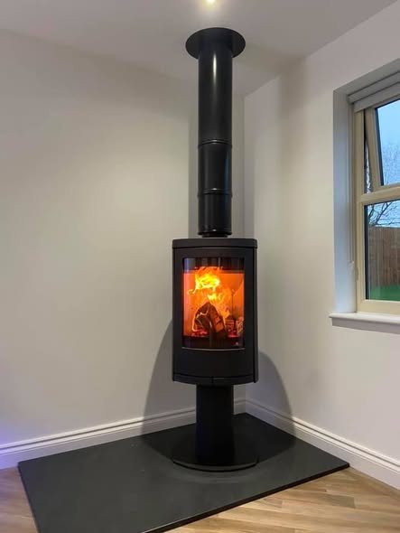 Jydepejsen Cosmo Pedestal Stove in Swarland