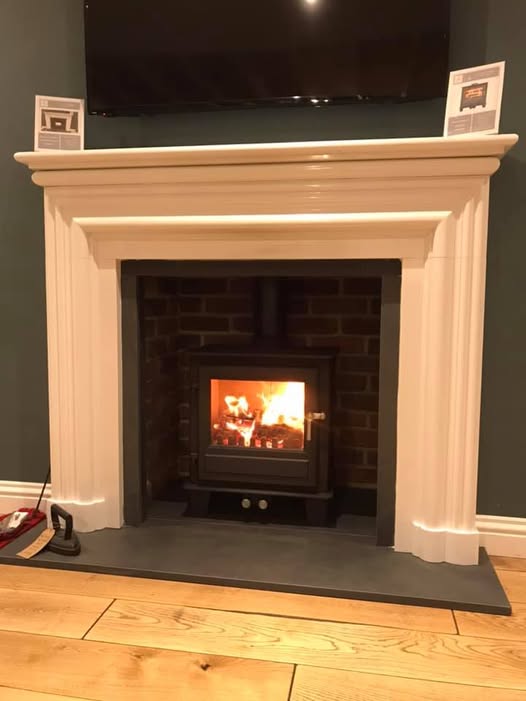 Huntingdon 30 Gas Stove with Limestone Surround
